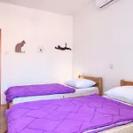 Family Friendly Seaside Brodarica, Sibenik - 4833 شقة