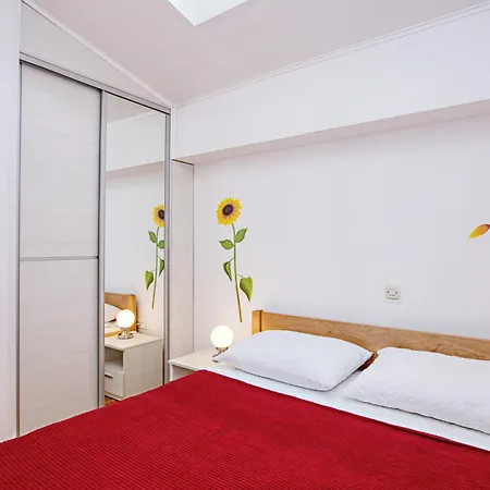 Family Friendly Seaside Brodarica, Sibenik - 4833 Appartement *